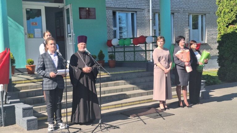 Священник принял участие в торжественной линейке